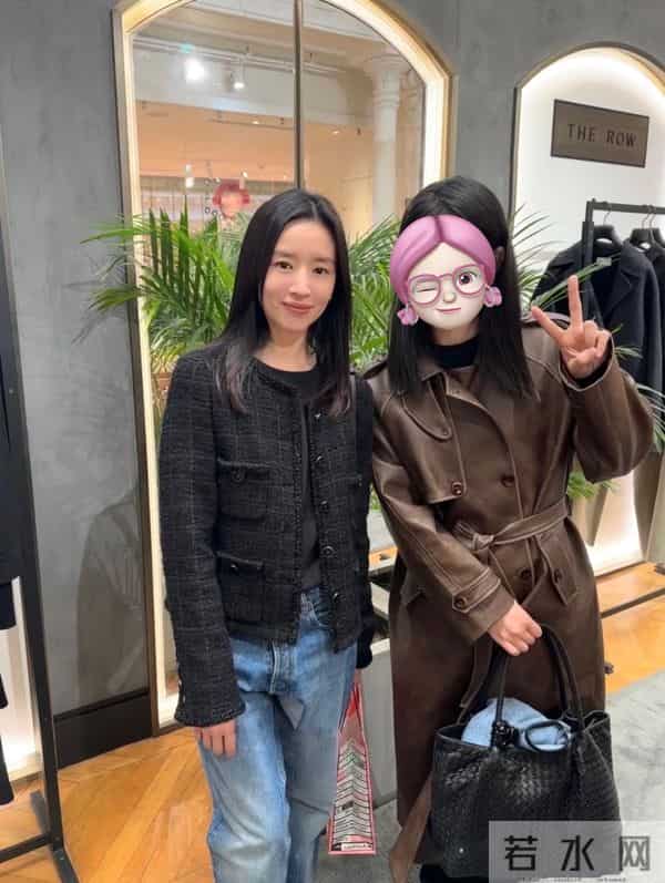 45岁董洁巡店被偶遇,本人皮肉松弛、个子不高,穿搭简洁气质好