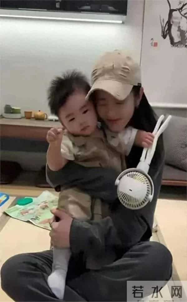 李云霄晒在家哄娃照,休闲装穿出20岁少女感,完美冻龄女神!