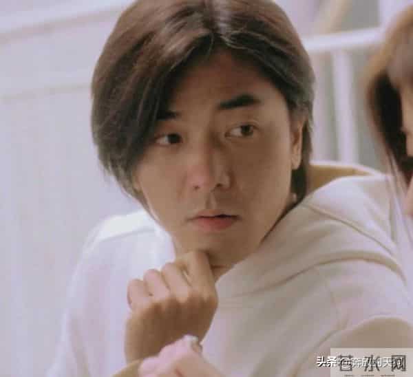 54岁郑伊健现身片场，一头标志长发抢眼，“美人迟暮”引热议