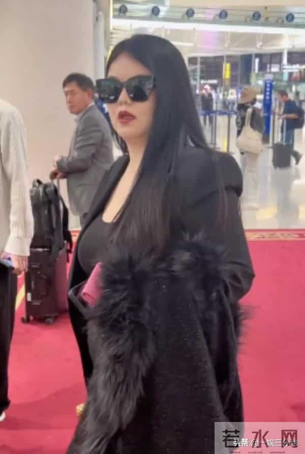 李湘胖到弯不下脖子，机场罕用便宜货，被人搭话她不理还嘲讽冷哼