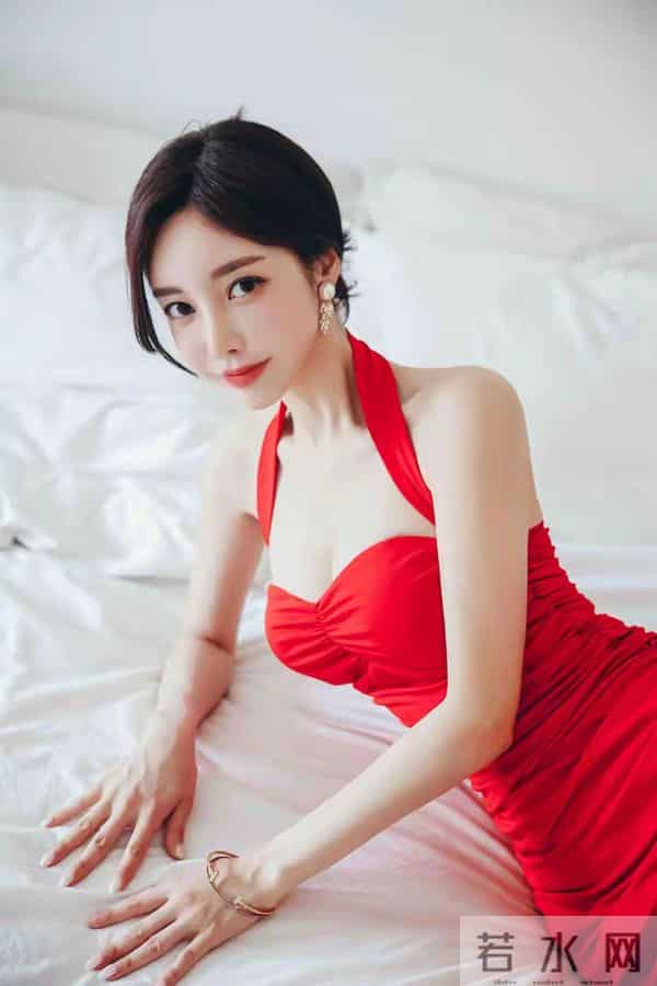 孙允珠，红色火辣抹胸包臀裙，性感的身材十分诱人！