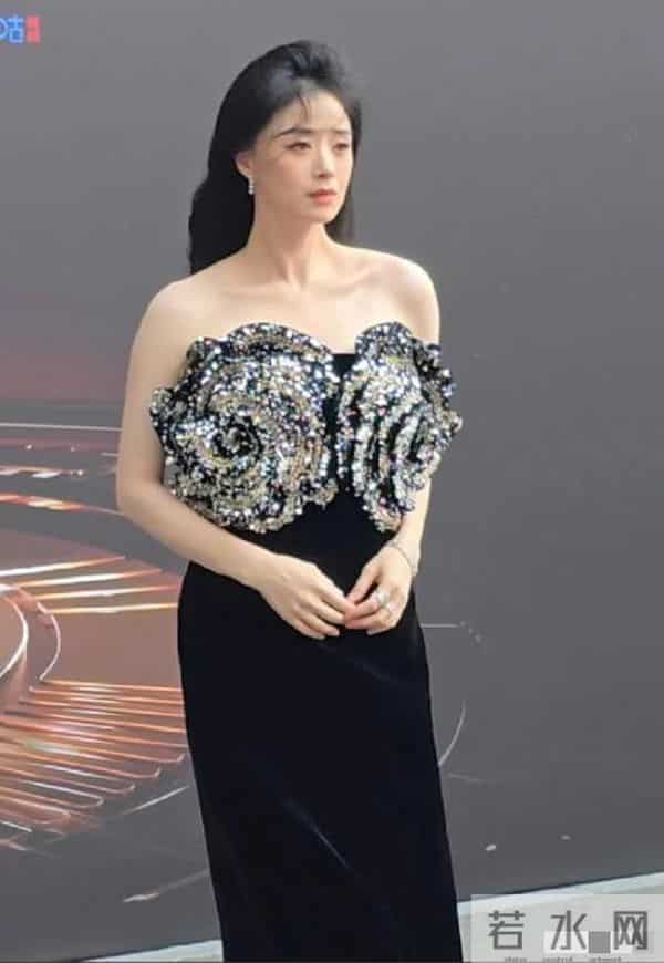 微博视界大会:杨幂丰满有料,关晓彤珠圆玉润,蒋欣美一大跳