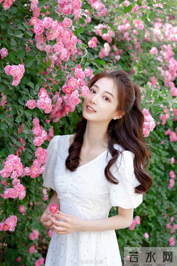 中传校花冯琳当主持人啦！不愧是最美领读员 这颜值不比明星差