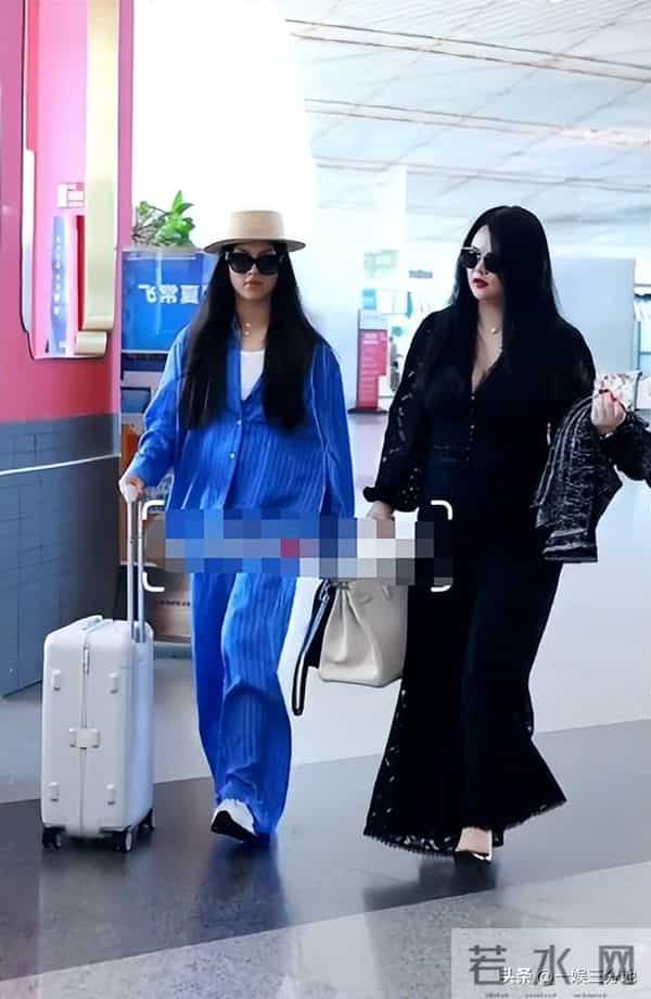 李湘胖到弯不下脖子，机场罕用便宜货，被人搭话她不理还嘲讽冷哼