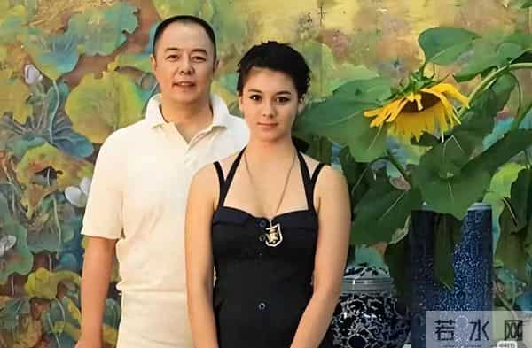 张铁林的34岁女儿张月亮，中英美波四国混血，确实好看