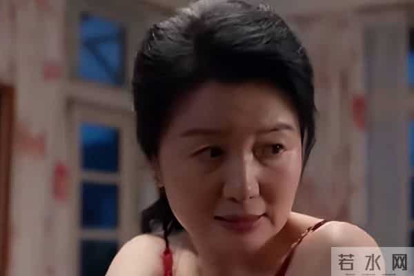 二婚嫁大13岁杜志国后，定居武汉素面朝天很自信，继子杜淳成心病