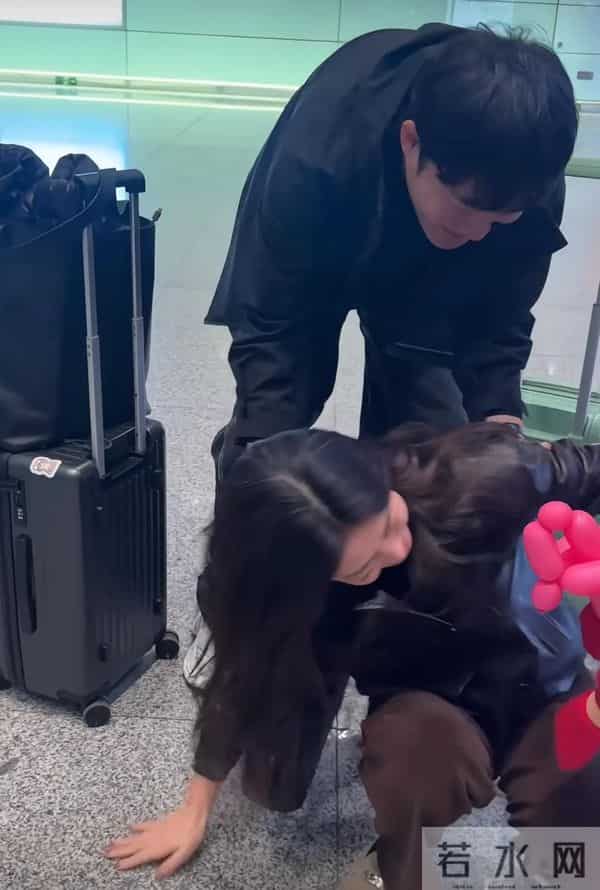 朱珠现身机场,不停撩拨头发被吐槽,女儿王珠宝接机把她扑倒了