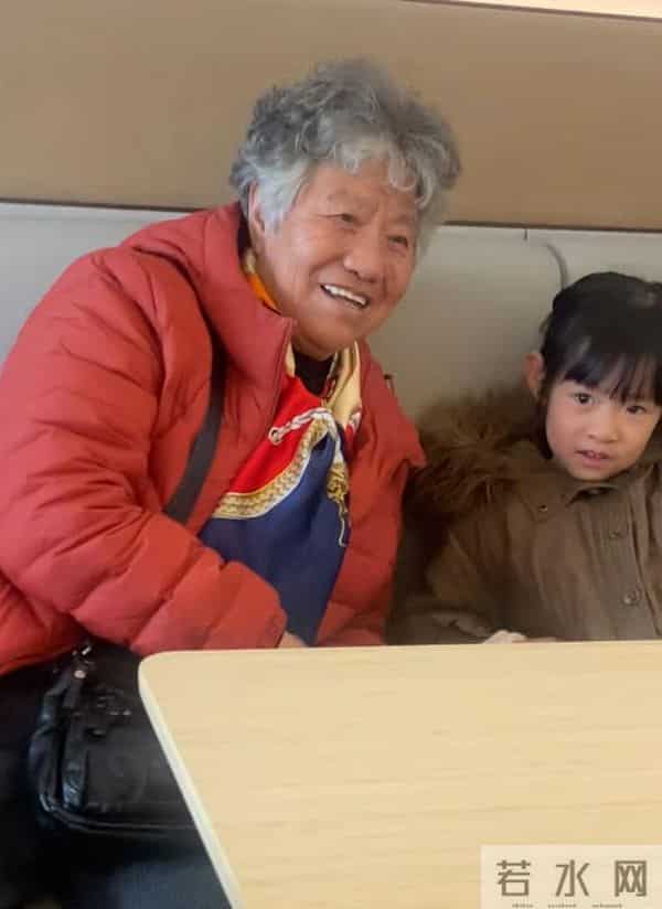 郭晓峰妈妈携亲戚来北京玩，住在小酒店，2个孙女出镜全程玩手机