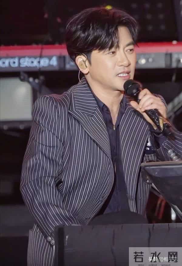 52岁苏有朋线下生图,他的脸变化了好多,下巴尖了,但看着好年轻