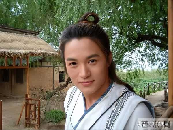 曾经红极一时，如今为养家糊口沦落到景区卖艺，这4位明星太可惜