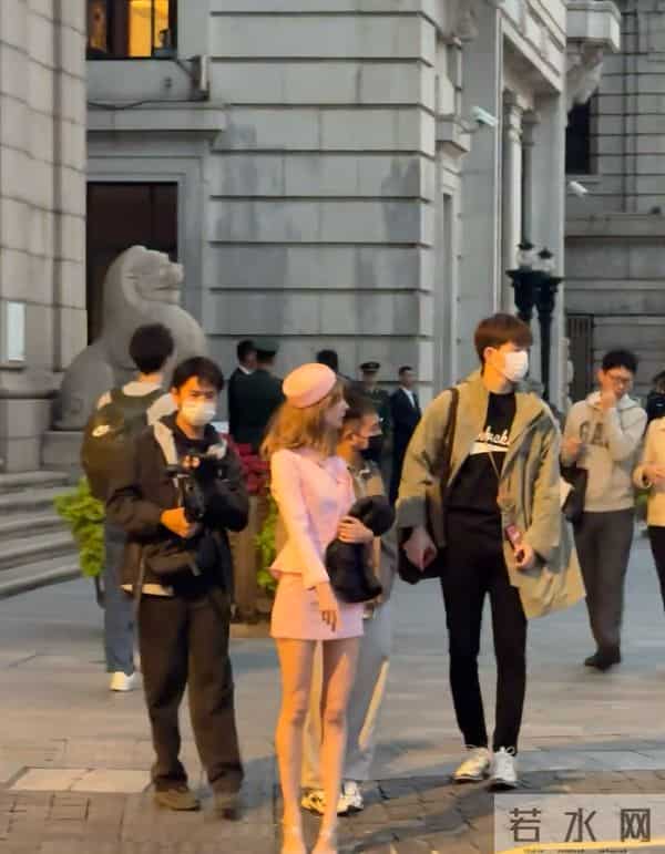 董力陪老婆工作，跟身后提包罗圈腿抢镜，阿诺穿超短裙美成洋娃娃