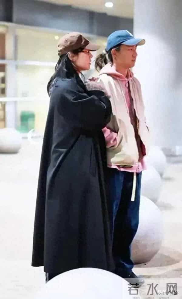 41岁白百何带大儿子逛街,17岁元宝身高超妈妈,肉脸扎小辫很帅气