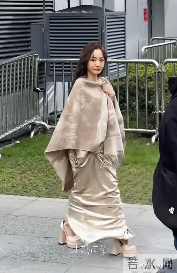 杨蓉今日大侦探路透照超惊艳 披肩大波浪优雅又美丽 直接美晕我了