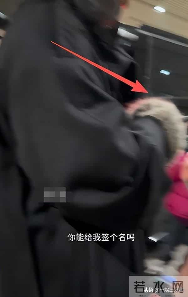 白百何一家回国,大儿子又黑又老,小儿子长相曝光眼小脸大不像她