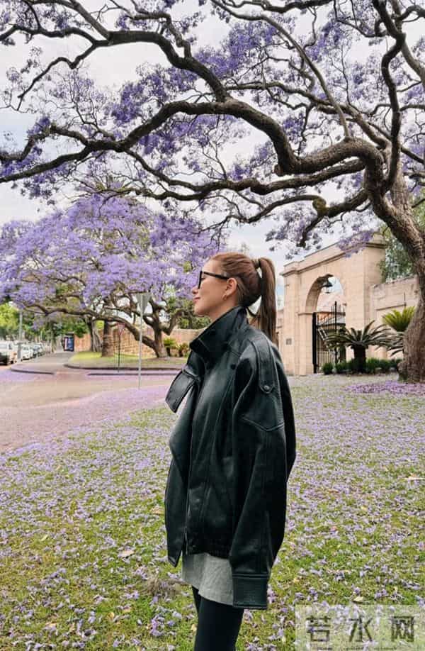 周杰伦女儿首露正脸，与妈妈一起怀抱考拉，母女复制粘贴太美了！