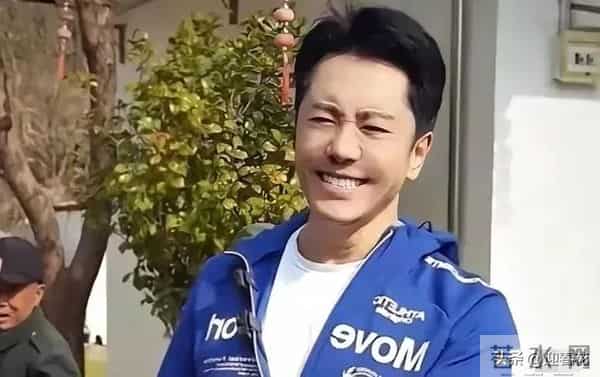 55岁毛宁医美后模样大变，磨掉标志性虎牙撞脸蔡国庆