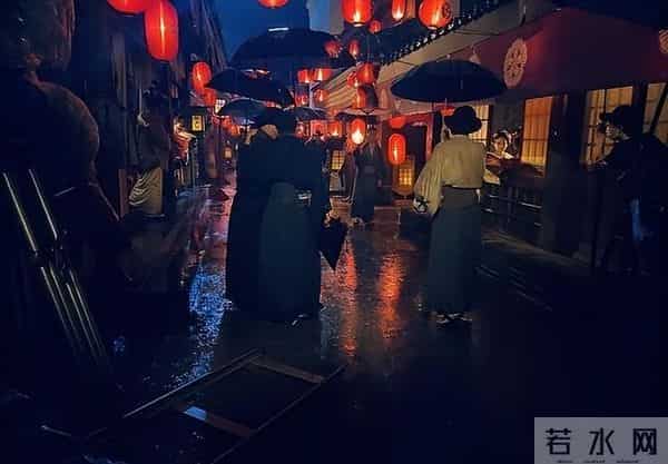 倪萍怎么都没想到，杨亚洲69岁的时候，能带着一家人站到台前