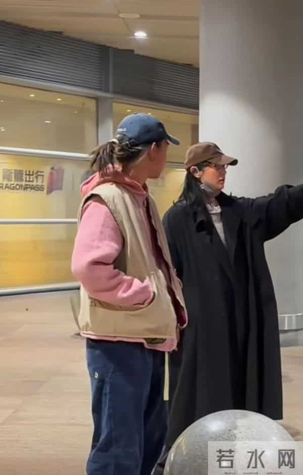 白百合儿子机场接妈妈，留长发，戴耳环，个子比妈妈都高！