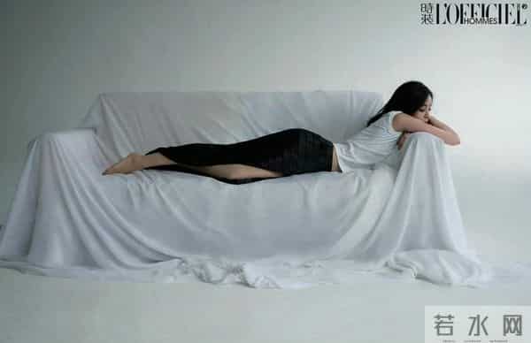 古力娜扎大方展示自己美腿美脚丫，她真没有脚脖子