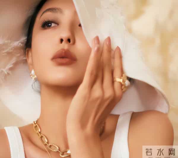 佟丽娅在深圳扫购黄金！头发稀少假发明显，满胳膊黄金手串太吸睛