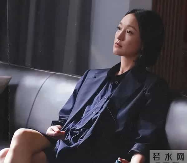 51岁周迅头发花白,一脸老态认不出,强大心态令人叹服!