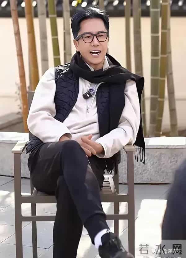 55岁毛宁医美后模样大变，磨掉标志性虎牙撞脸蔡国庆