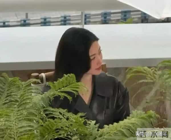 41岁朱珠在重庆和朋友聚会,她穿着亮片裙 脚踩高跟鞋 打扮相当贵气