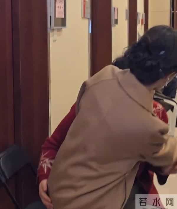 尴尬!房主任抱杨幂引争议,被吐槽没有边界感,杨幂嫌弃写在脸上