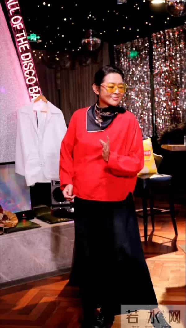 六十多岁倪萍美到认不出！穿汉服亮相端庄优雅，好似画中走出人物