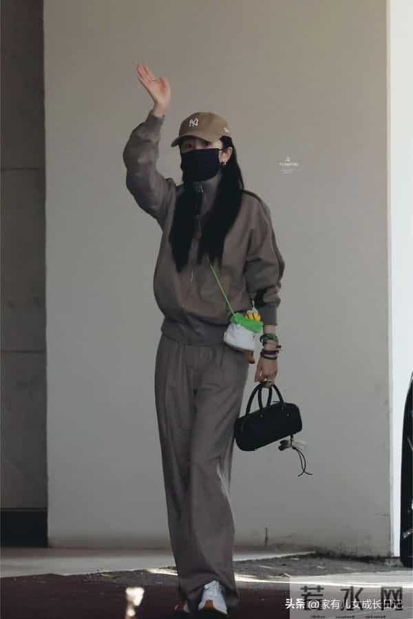 杨幂把大衣穿明白了 酷飒慵懒全拿捏 普通人这么搭 出街也能有明星范