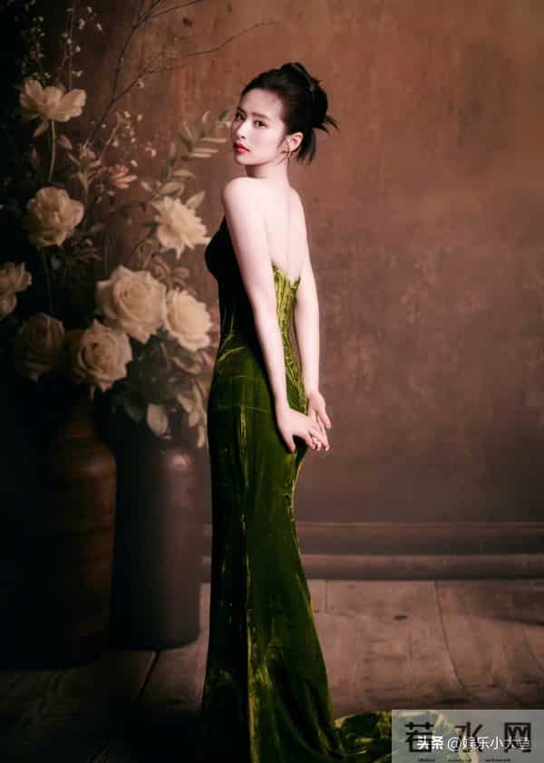 恭喜颖儿获得年度风尚演员奖，站上领奖台那一刻，整个人都在发光