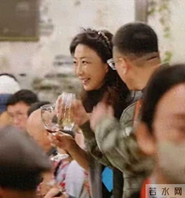 55岁孙红雷和老婆在乌镇吃饭，他比老婆大15岁好恩爱，好有夫妻相