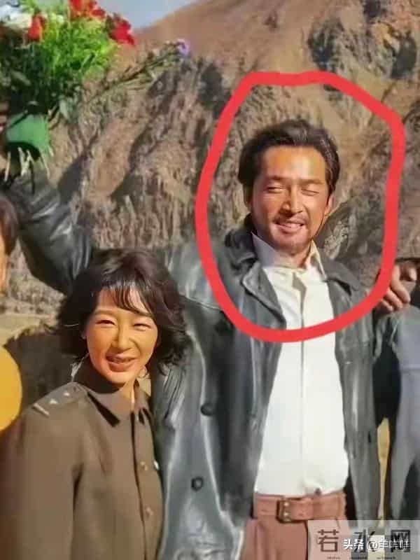 老天呐,这居然是胡歌和杨紫,差点没认出来,怎么晒得那么油腻了