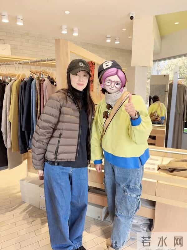 45岁董洁巡店被偶遇，本人皮肉松弛、个子不高，穿搭简洁气质好