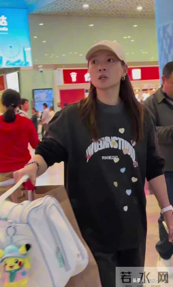 黄雅琼深圳机场到达路透，穿黑色印花卫衣套装，走路带风又美又飒