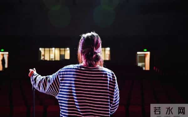 杨笠清空账号背后：顶流脱口秀演员的"体面退场"