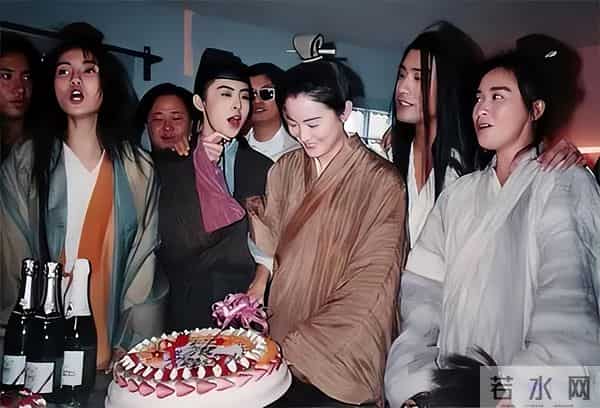 王家卫持续被扒!当年《东邪西毒》30人嫖娼被抓,事后推锅临时工