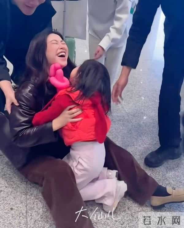 朱珠被4岁女儿扑倒,瘫坐地上笑得见牙不见眼,3名助理才扶起来。