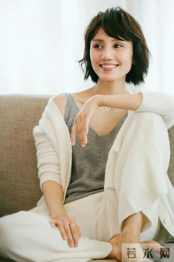 袁泉才是极简风穿搭标杆：基础款+配色干净，秋冬照穿高级感拉满