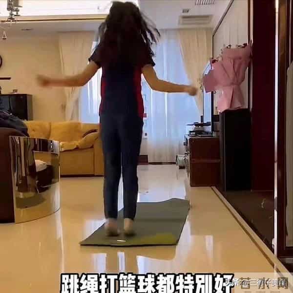 丁克15 年遭婆婆催生，41岁生下“矮小症”女儿，王小骞如今怎样了