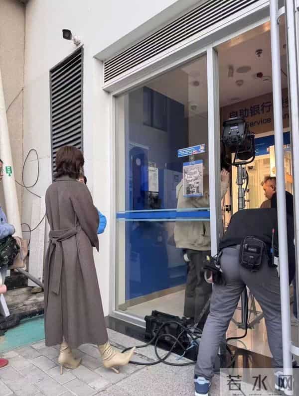 网友偶遇孙俪在无锡拍戏,留着短发,干练女强人,巴掌脸气质真好