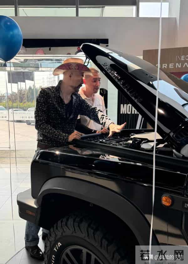 64岁徐锦江现身北京，购买价值90万元越野车，打扮像美国西部牛仔