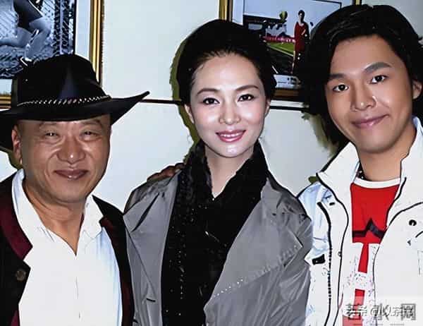 凌峰近况：和新老婆合照曝光，女方不是贺顺顺，80岁依旧宝刀未老