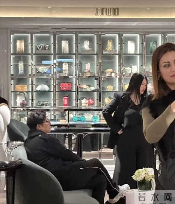 王岳伦一家三口同框，李湘瘦了，被问及模仿热潮，本人笑而不语