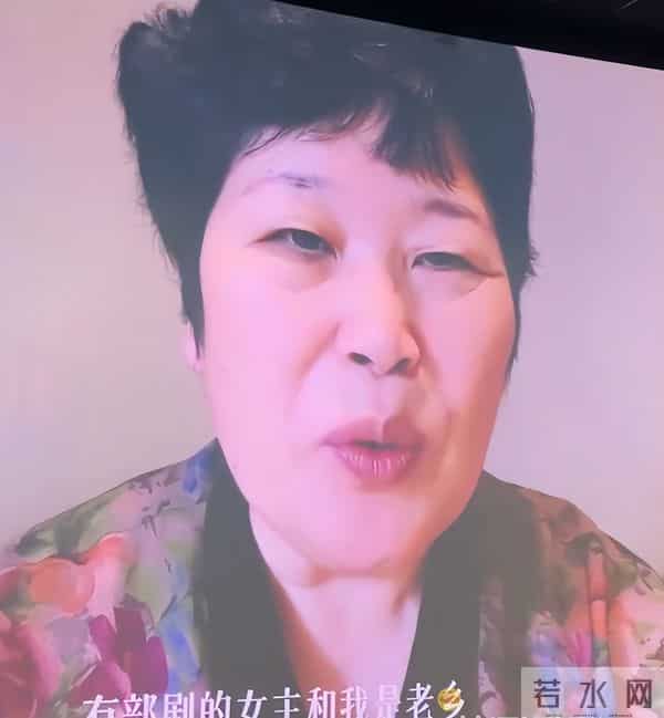 尴尬!房主任抱杨幂引争议,被吐槽没有边界感,杨幂嫌弃写在脸上