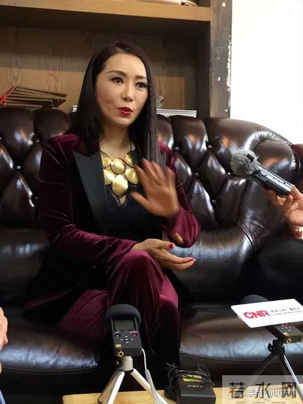 她曾火遍全国，巅峰时与台湾音乐家隐居，如今58岁未婚与养女相伴