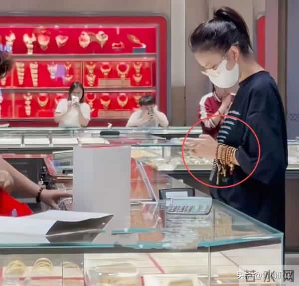 佟丽娅深圳扫购黄金!头发稀少假发明显,满胳膊黄金手串太吸睛