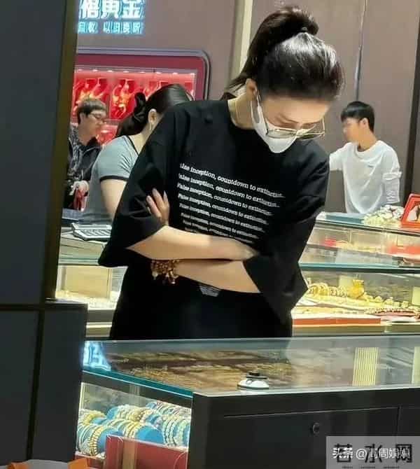 佟丽娅深圳扫购黄金!发量稀疏显假发,满臂黄金手串超吸睛
