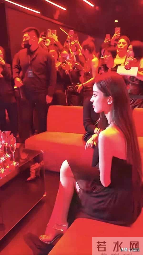 娜扎黑色裙坐在沙发上