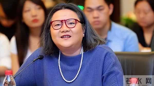 离婚34年后，64岁的洪晃住京郊百平豪宅，如今陈凯歌看了都懊悔